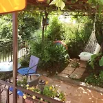 House Vali Bed & Breakfast
