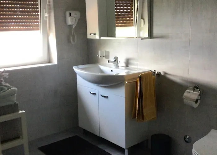 House Vali 4* 로브란